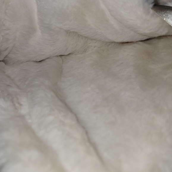 SOLD!! Rachel Rachel Roy Double Sided Faux Fur Throw Blanket with Gift Box - Picture 6 of 7